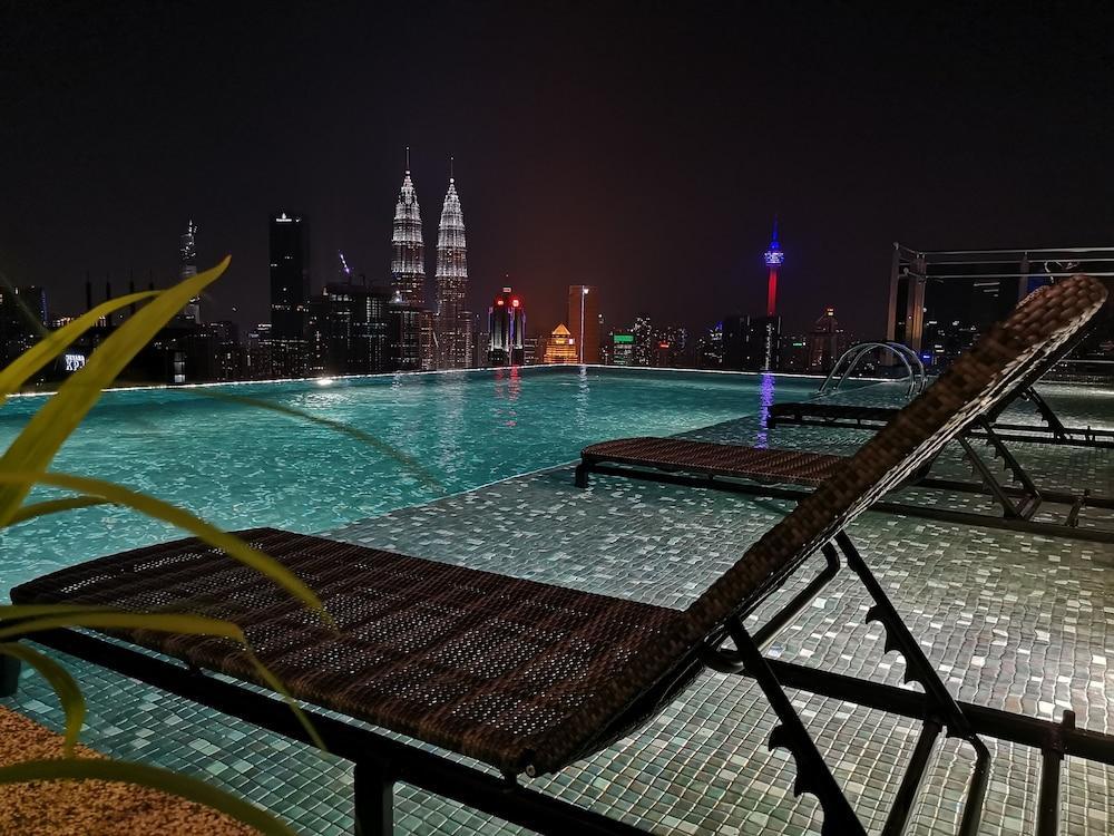 星汇吉隆坡型格麦基全球公寓式酒店 外观 照片 The swimming pool at the rooftop of Traders Hotel