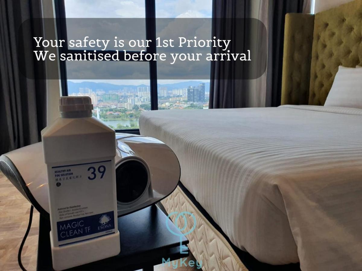 星汇吉隆坡型格麦基全球公寓式酒店 外观 照片 A hotel room in Malaysia with a bottle of hand sanitizer