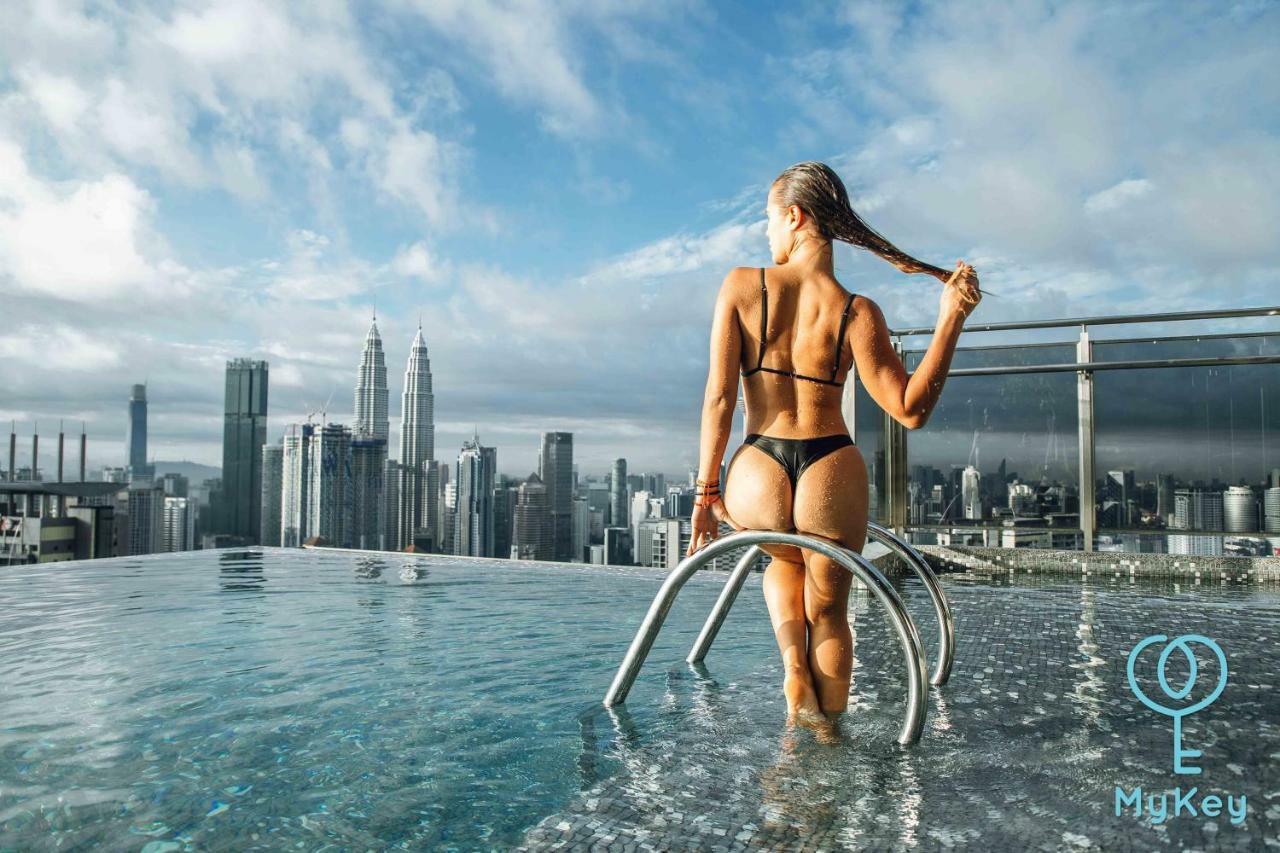 星汇吉隆坡型格麦基全球公寓式酒店 外观 照片 A woman wearing a thong bikini