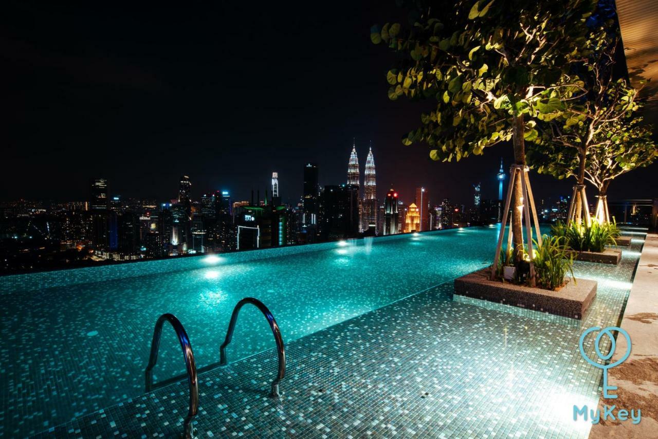 星汇吉隆坡型格麦基全球公寓式酒店 客房 照片 Infinity pool at the top of the tower